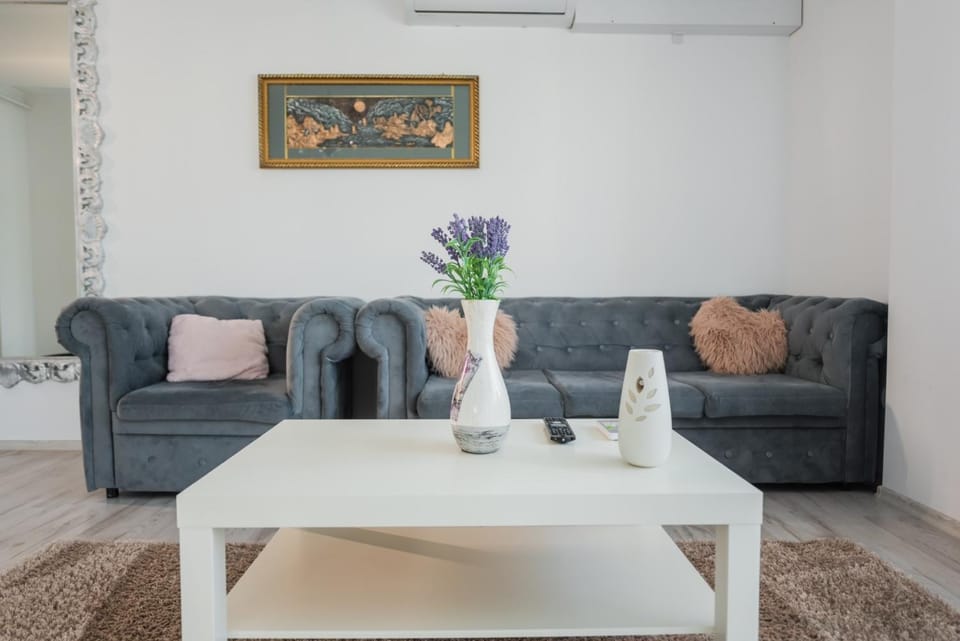 Shower, Toilet, People, Garden, Bathroom, TV and multimedia, Coffee/tea facilities, Balcony/Terrace, Kitchen or kitchenette, Living room, Dining area, Bedroom, Family, Bath