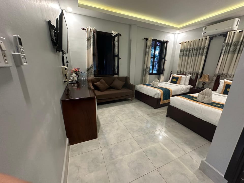 Communal lounge/ TV room, Bed, TV and multimedia, Living room, Photo of the whole room, Seating area, Evening entertainment, Bedroom
