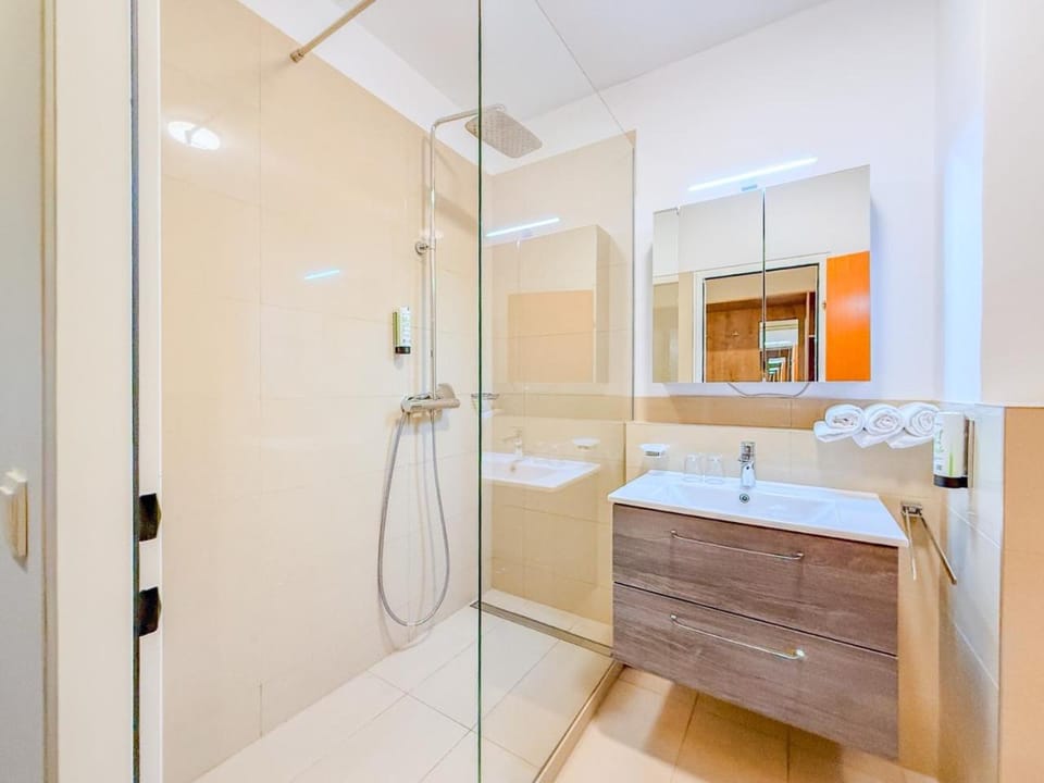 Shower, Bathroom, Bath, towels