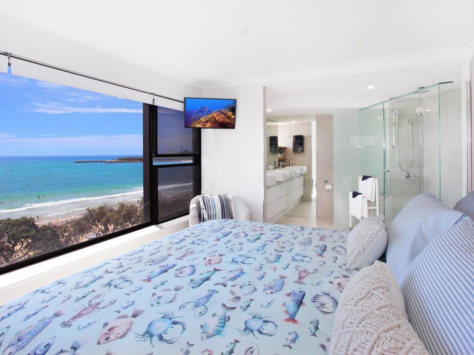 Shower, Bed, Bathroom, TV and multimedia, Bedroom, Sea view