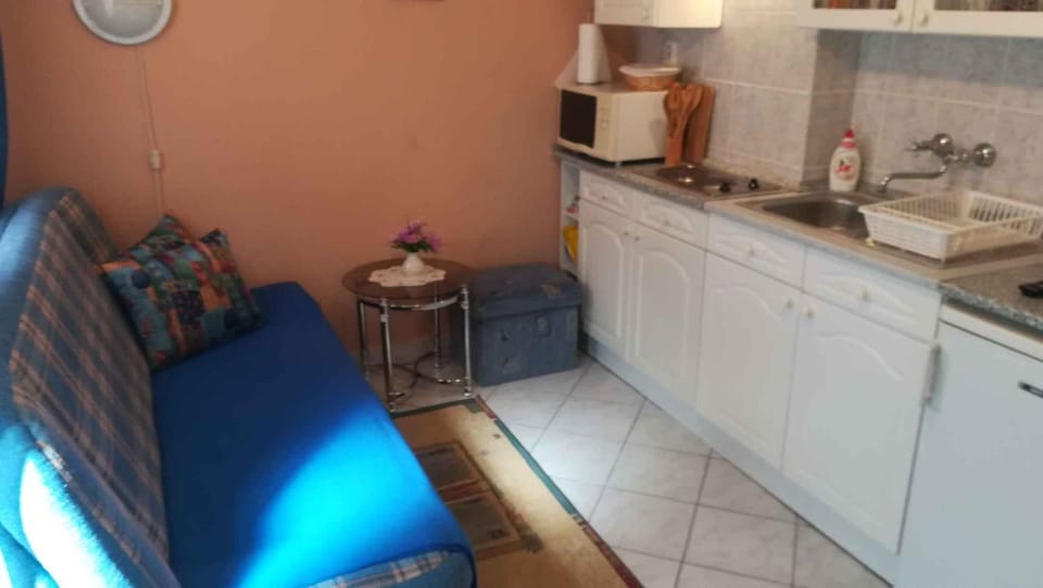 Kitchen or kitchenette, Seating area, microwave