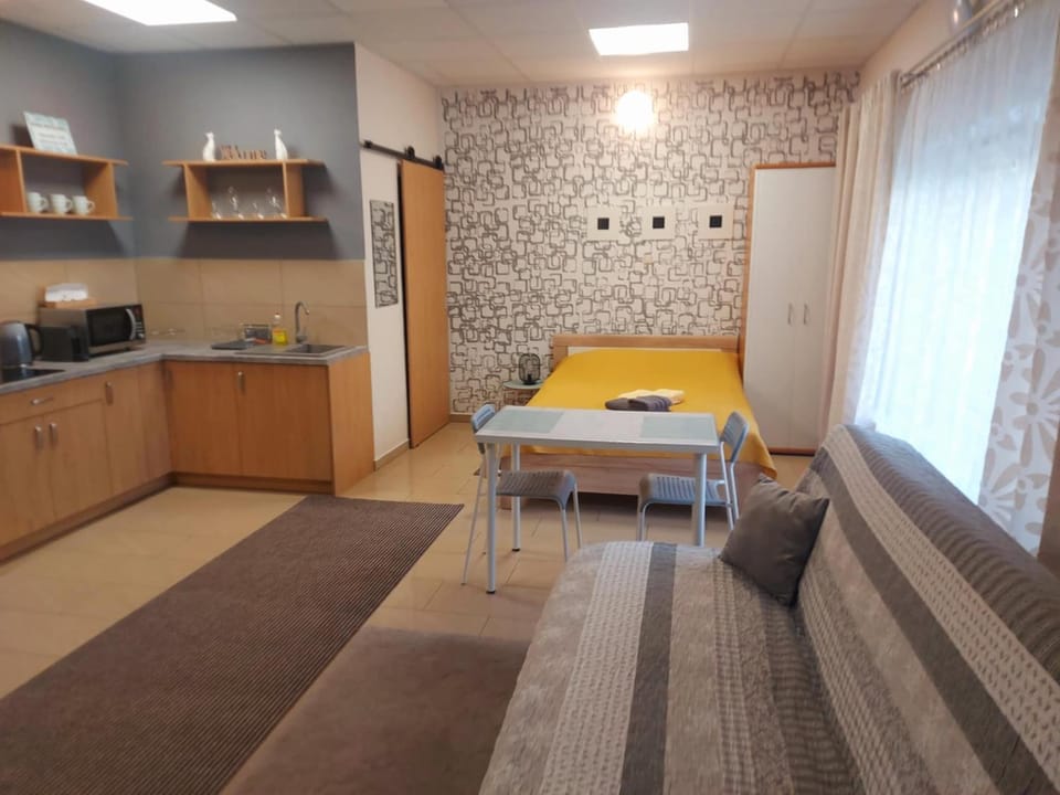 Bed, Kitchen or kitchenette, Photo of the whole room, Bedroom