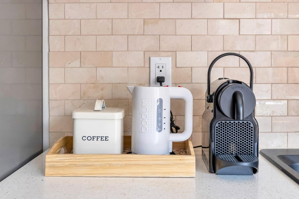 Minimal - 90 nights min Bed and Breakfast in Vancouver