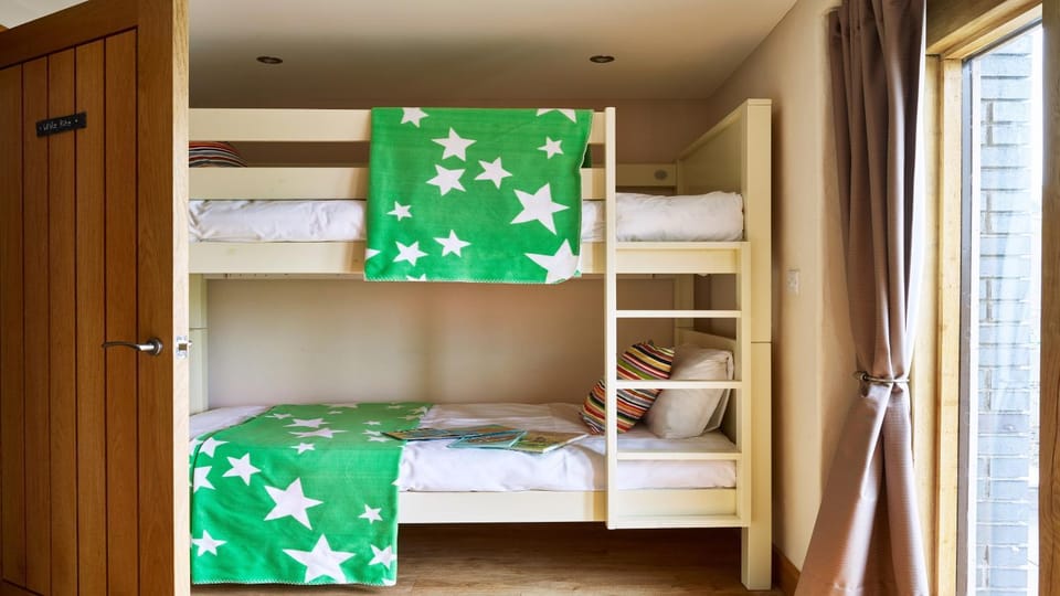Bedroom, bunk bed