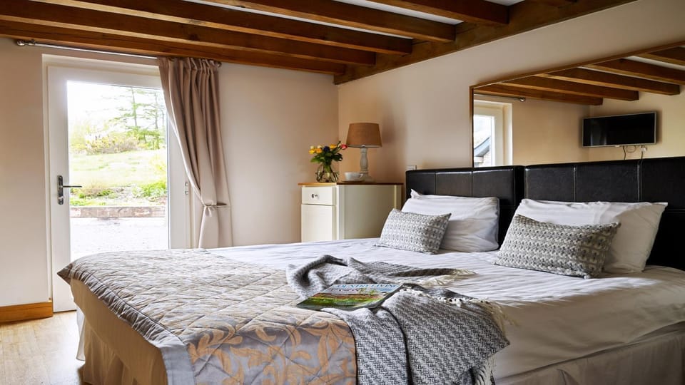 Bed, Photo of the whole room, Bedroom, Garden view