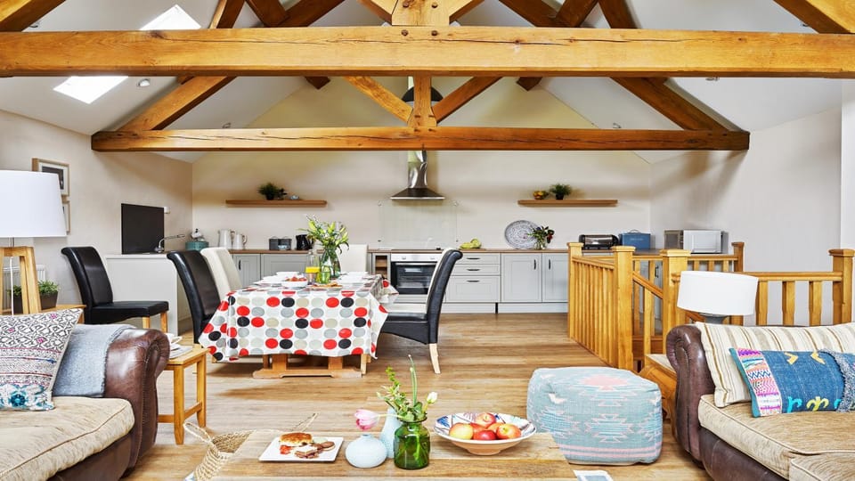 Coffee/tea facilities, Kitchen or kitchenette, Living room, Seating area, Dining area