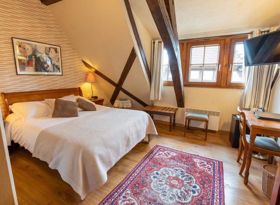 Bed, TV and multimedia, Photo of the whole room, Bedroom, hair dresser