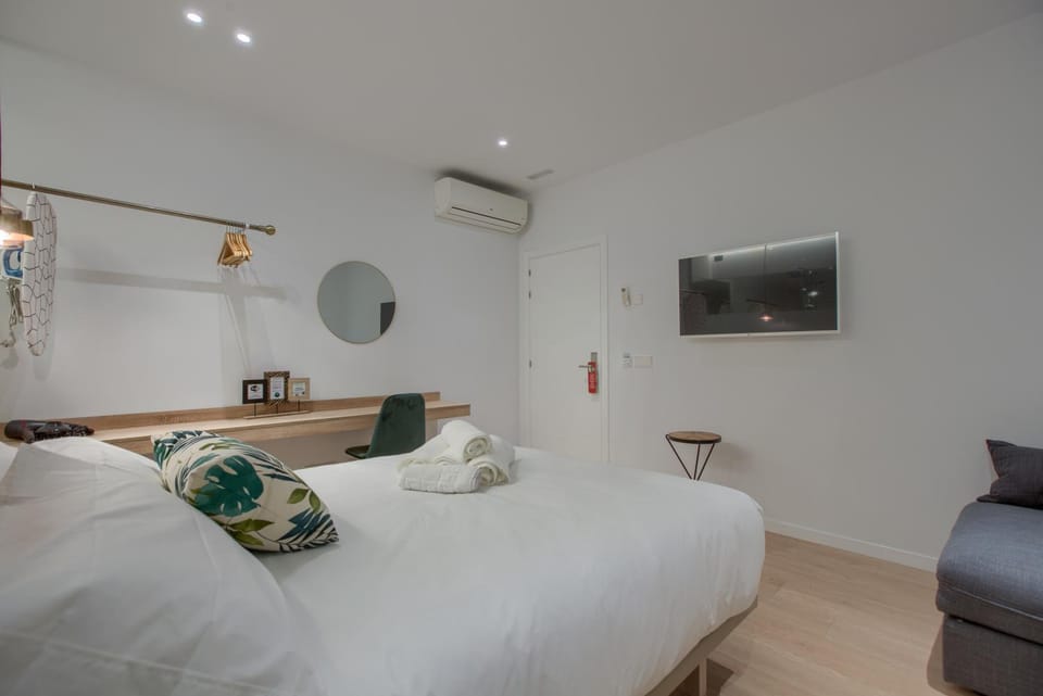 Bed, Photo of the whole room, Bedroom