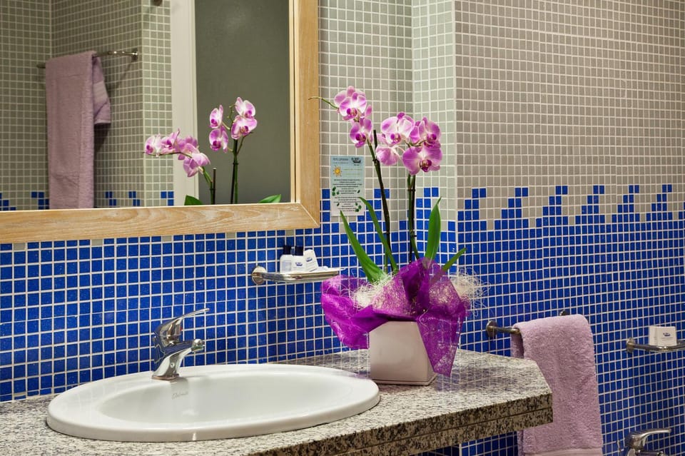 Bathroom, Decorative detail