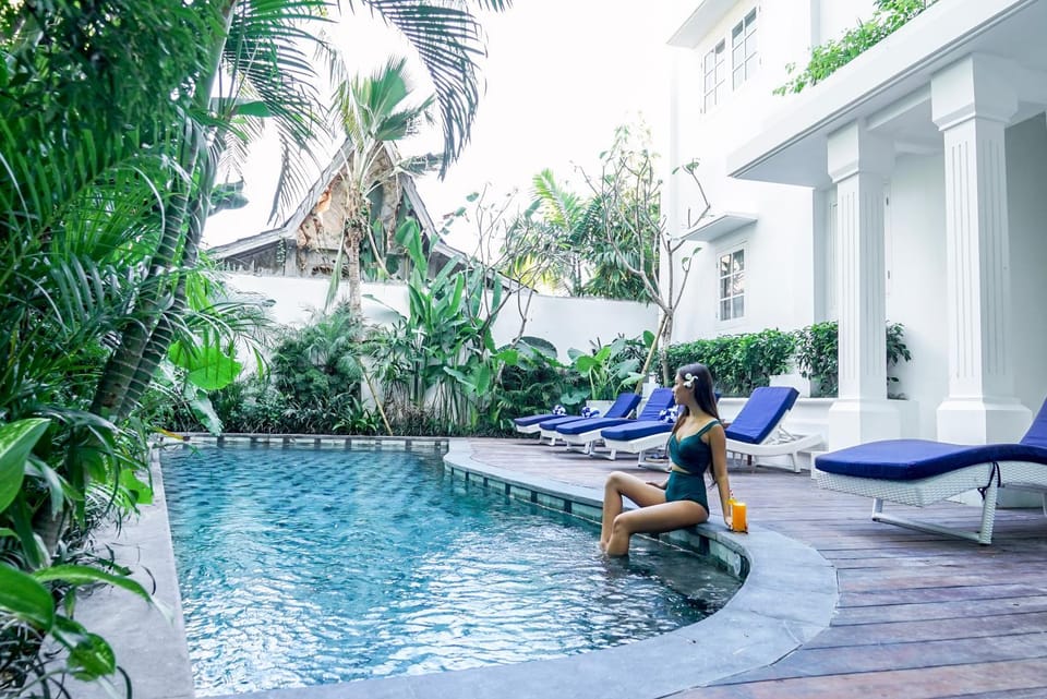 People, Pool view, Swimming pool, sunbed