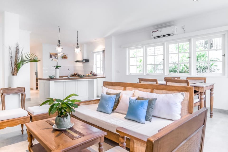 Living room, Seating area, Dining area, air conditioner