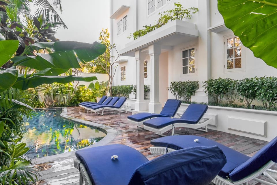 Property building, Day, Pool view, Swimming pool, Swimming pool, sunbed