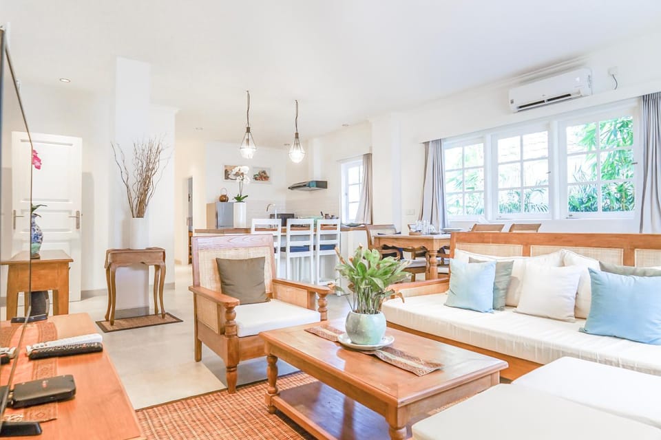 TV and multimedia, Kitchen or kitchenette, Living room, Seating area, Dining area, air conditioner