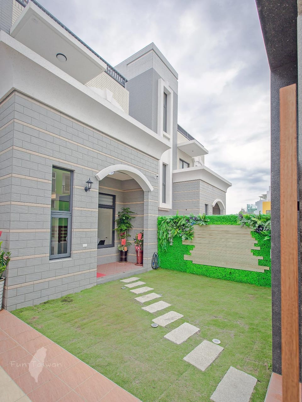 Property building, Patio, Facade/entrance, Garden