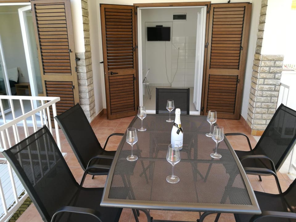 Facade/entrance, Balcony/Terrace, Dining area