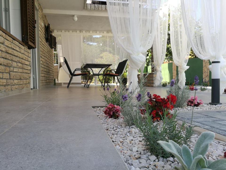 Property building, Patio, Day, Natural landscape, Balcony/Terrace, Garden view