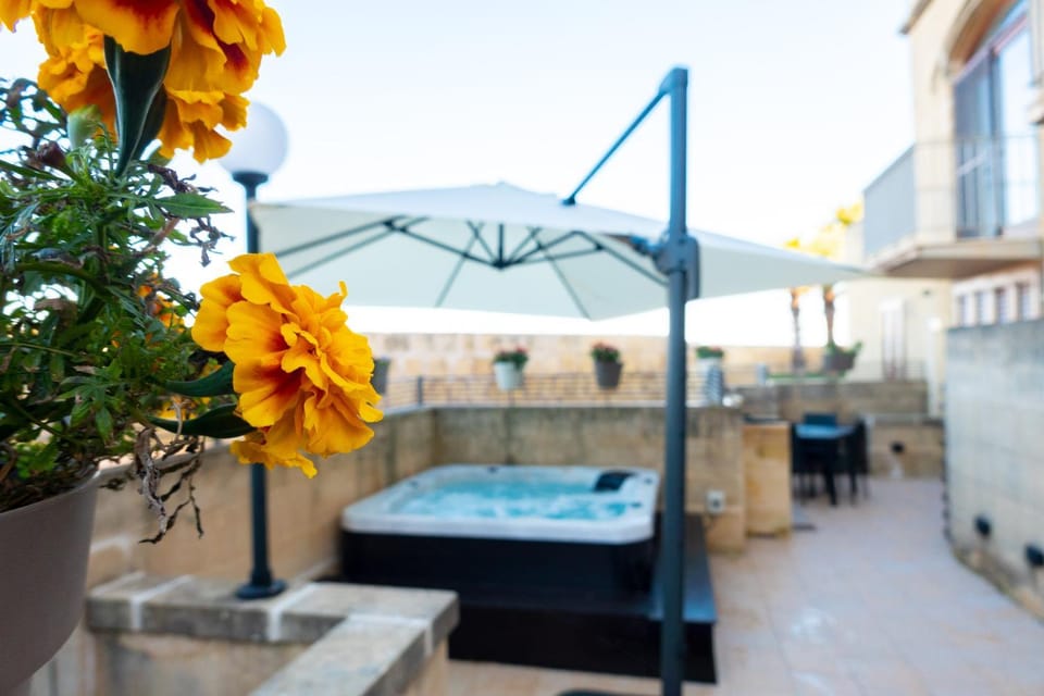 Harbour Views Duplex Maisonette with Jacuzzi Hot tub House in Malta