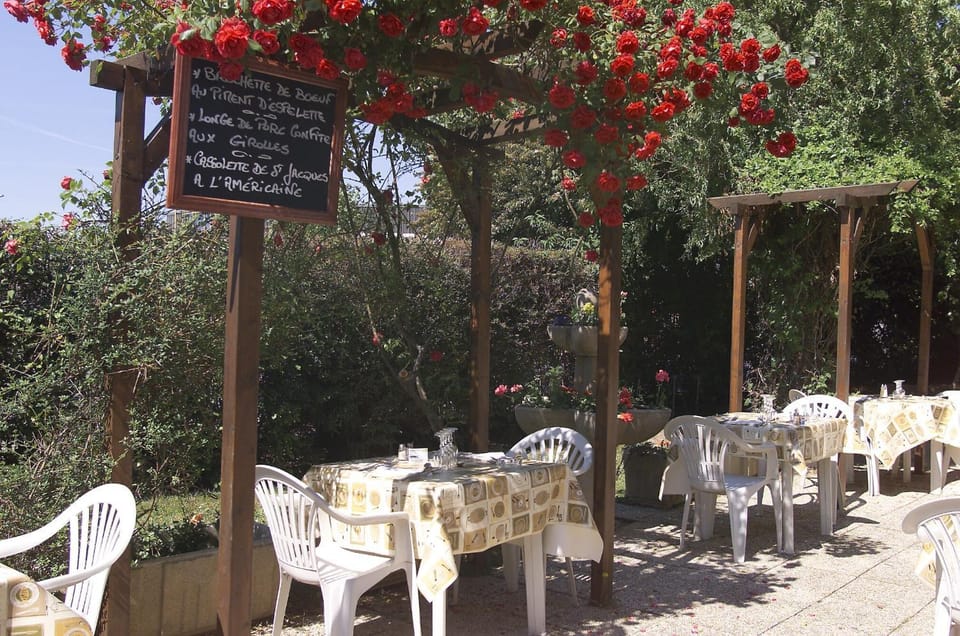 Restaurant/places to eat, Balcony/Terrace