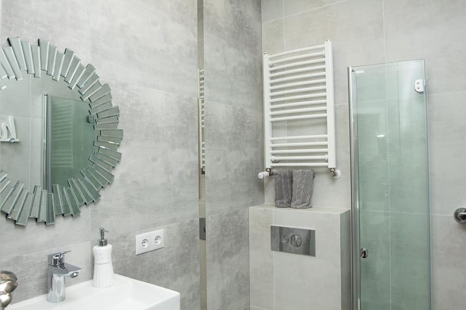 Shower, towels