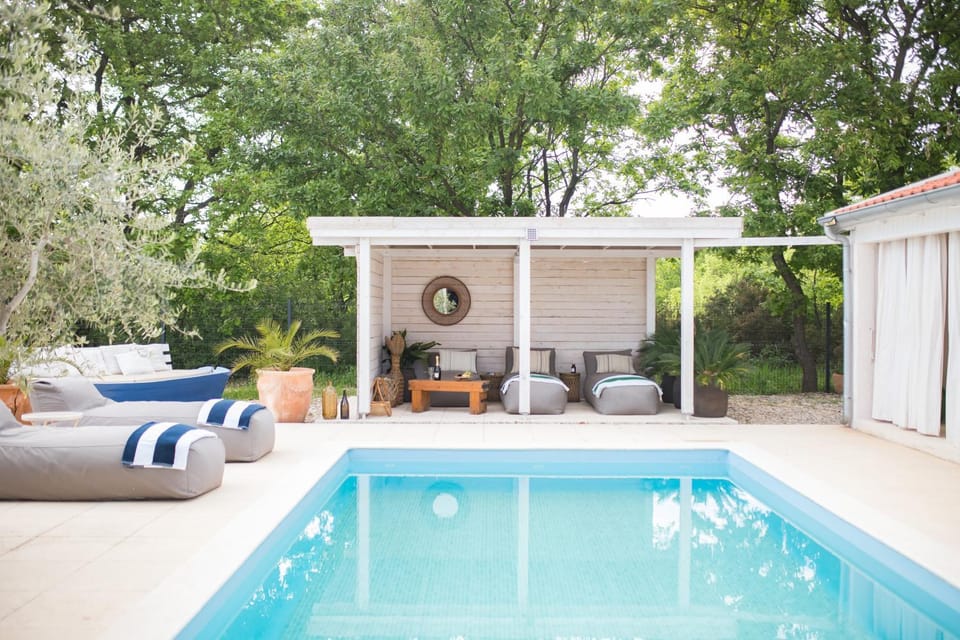Property building, Patio, Spring, Day, Natural landscape, Garden, Garden view, Pool view, Swimming pool, sunbed