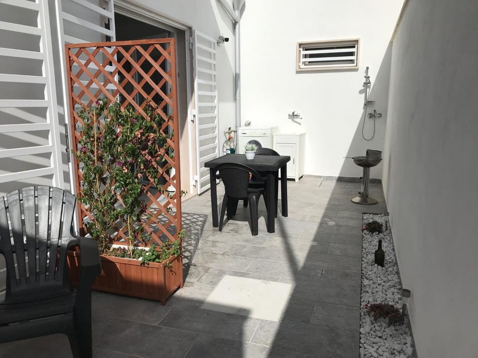 Facade/entrance, Balcony/Terrace
