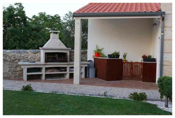 Facade/entrance, Activities, BBQ facilities, Area and facilities, Swimming pool