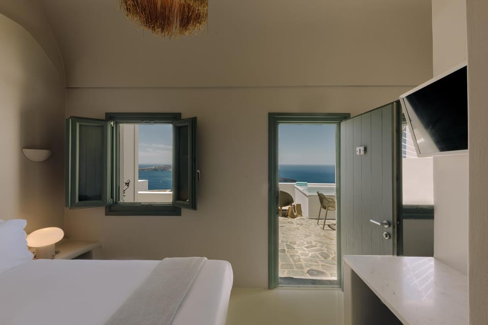 Bed, Natural landscape, Hot Tub, TV and multimedia, Balcony/Terrace, Decorative detail, Bedroom, Sea view