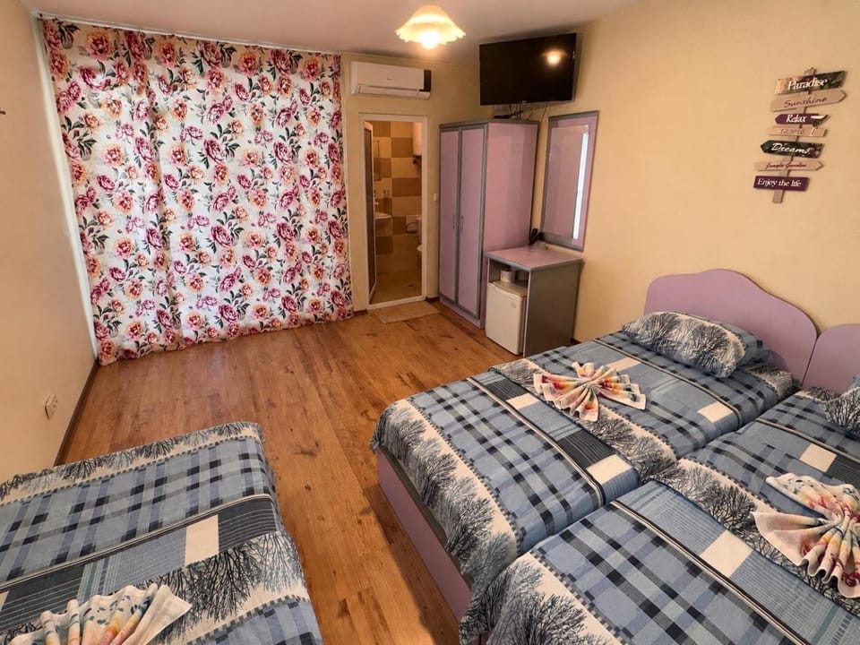 Bed, TV and multimedia, Photo of the whole room, Bedroom, wardrobe