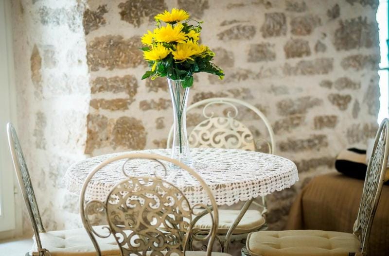 Coffee/tea facilities, Kitchen or kitchenette, Living room, Food and drinks, Decorative detail, Dining area