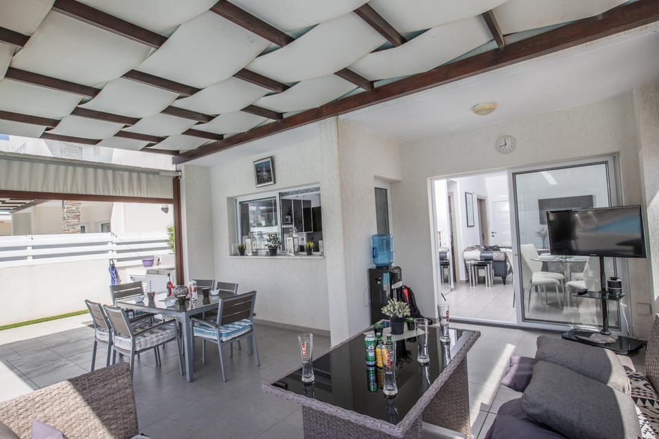 TV and multimedia, Seating area, Dining area