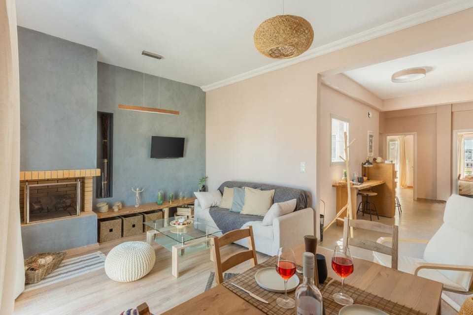 TV and multimedia, Living room, Photo of the whole room, Seating area, Dining area