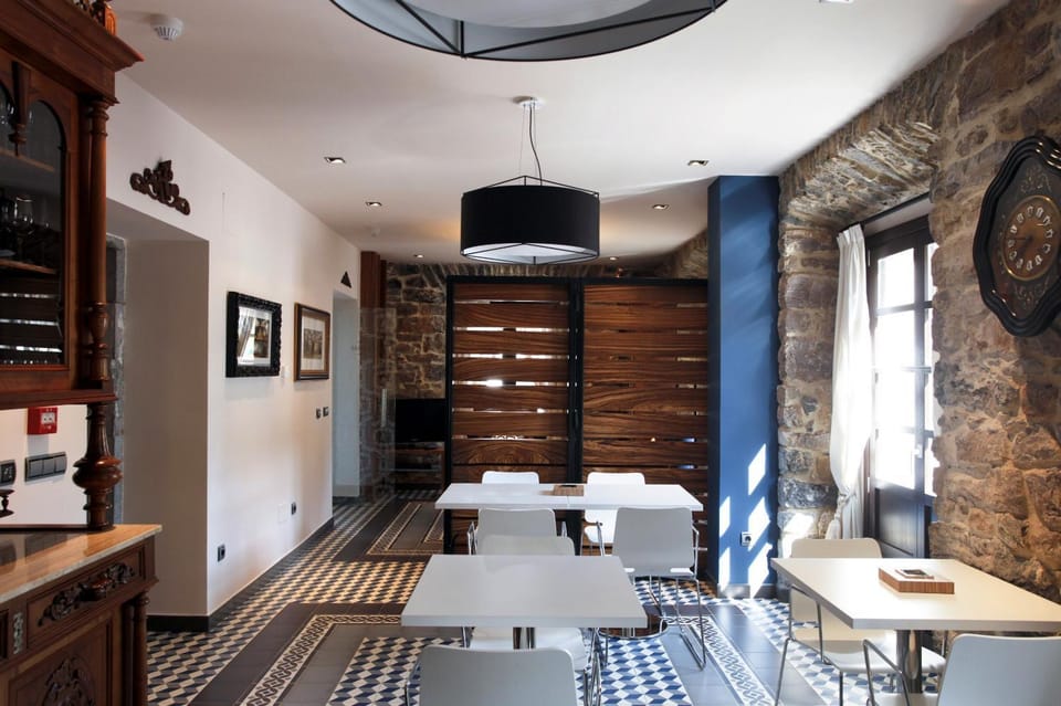 Lounge or bar, Business facilities