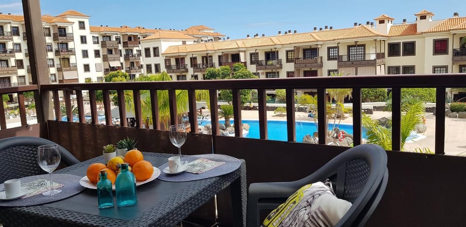 Property building, Nearby landmark, Restaurant/places to eat, Facade/entrance, Balcony/Terrace, Landmark view, Pool view, Swimming pool
