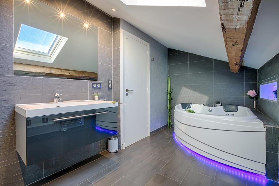 Summer, Hot Tub, Hot Tub, Bathroom, Spa and wellness centre/facilities, Spa and wellness centre/facilities, Time of day, Family, Family, Bath