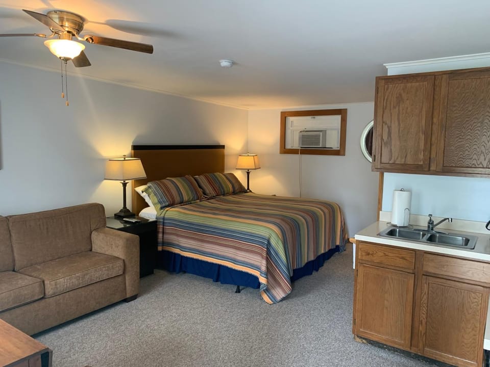 Maple Lane Empire Motel in Glen Lake