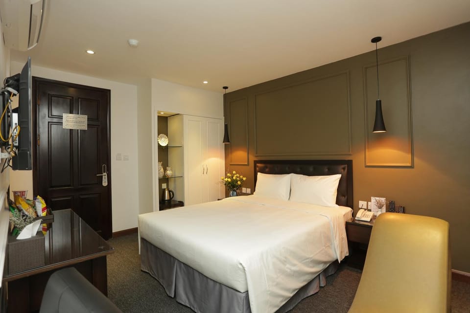 Communal lounge/ TV room, City view, Street view
