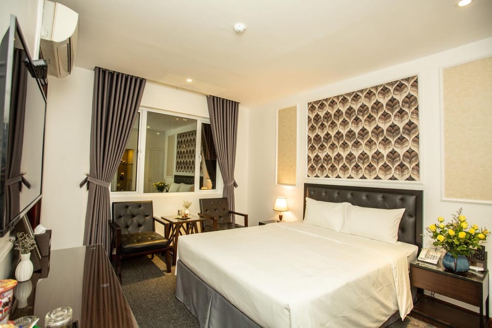 Bed, TV and multimedia, Photo of the whole room, Decorative detail, Seating area, Bedroom, Street view, Area and facilities