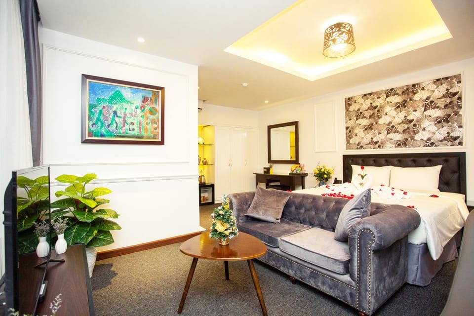 Communal lounge/ TV room, People, Logo/Certificate/Sign, Animals, Street view