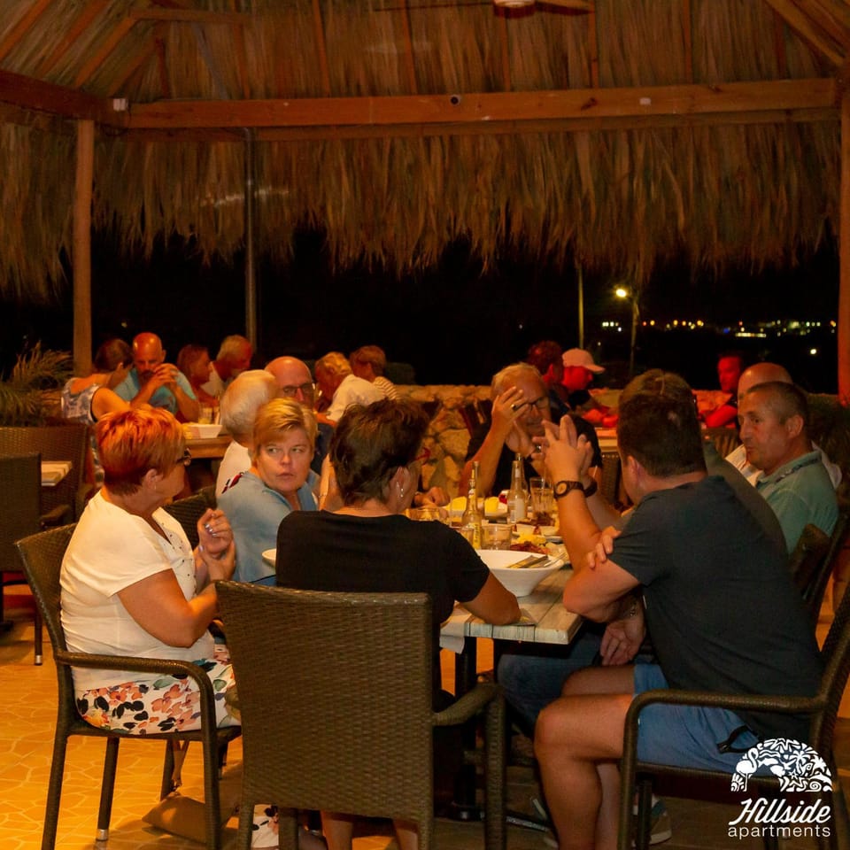 Restaurant/places to eat, People, Food and drinks, Food, Guests, Drinks, Family