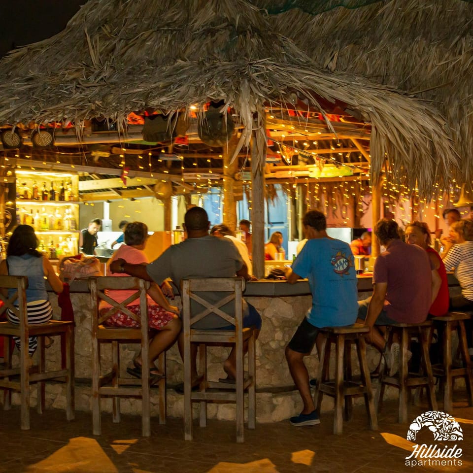Restaurant/places to eat, People, Game Room, Lounge or bar, Food and drinks, Evening entertainment, Food