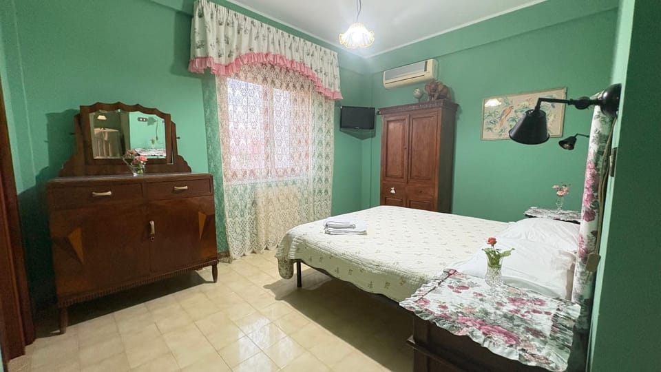 Photo of the whole room, wardrobe, air conditioner