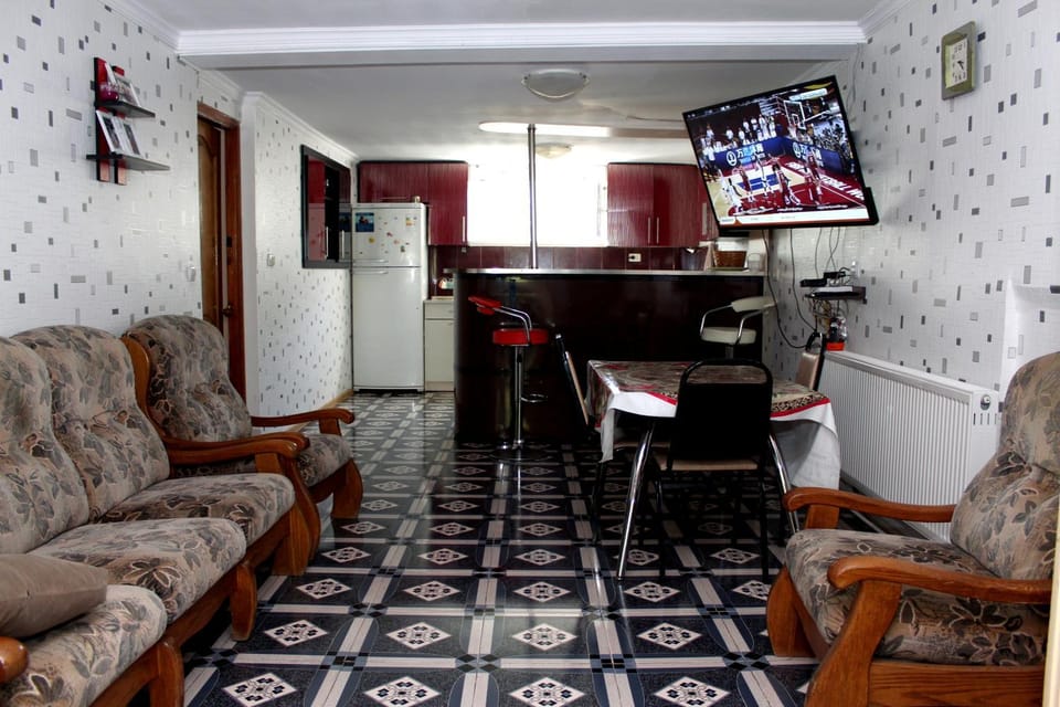 Kitchen or kitchenette, Seating area, Dining area, Communal kitchen