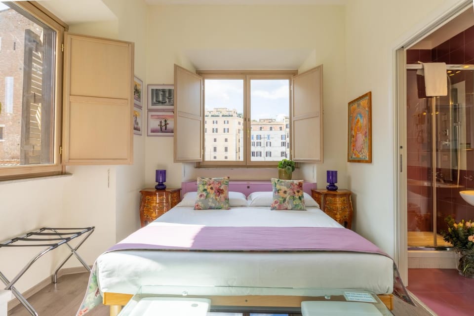 Photo of the whole room, Landmark view