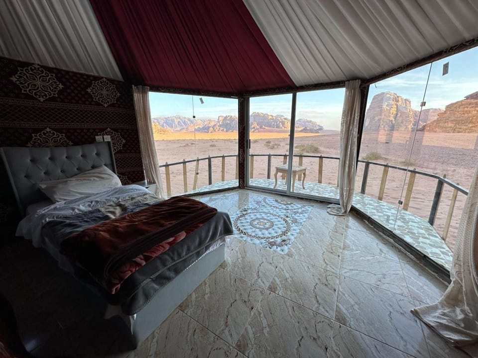 Bed, Natural landscape, View (from property/room), Balcony/Terrace, Living room, Photo of the whole room, Seating area, Bedroom, Lake view, Mountain view, River view