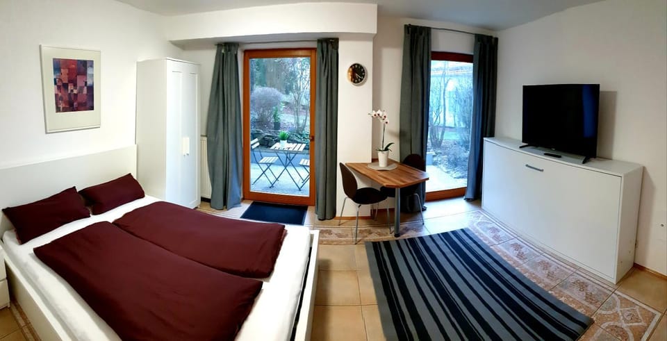 Bed, TV and multimedia, Living room, Photo of the whole room, Seating area, Bedroom