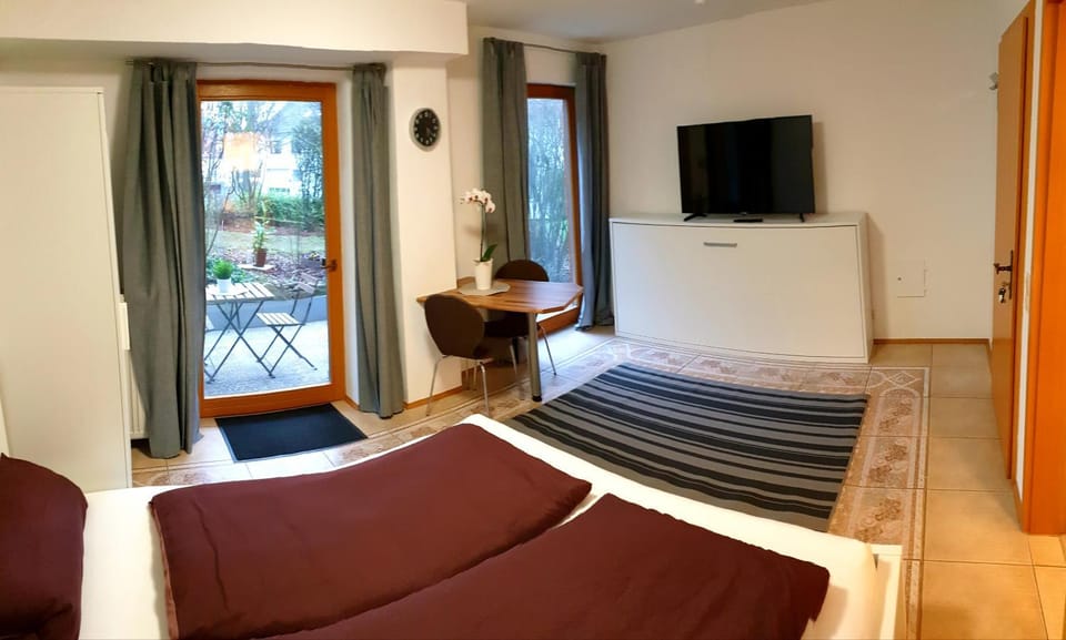 Bed, TV and multimedia, Living room, Photo of the whole room, Seating area, Bedroom