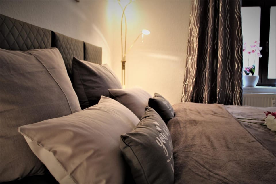 Bed, Living room, Photo of the whole room, Decorative detail, Bedroom