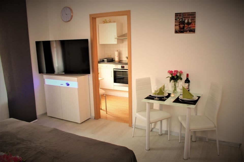 Staff, TV and multimedia, Living room, Photo of the whole room, Decorative detail, Seating area, Bedroom
