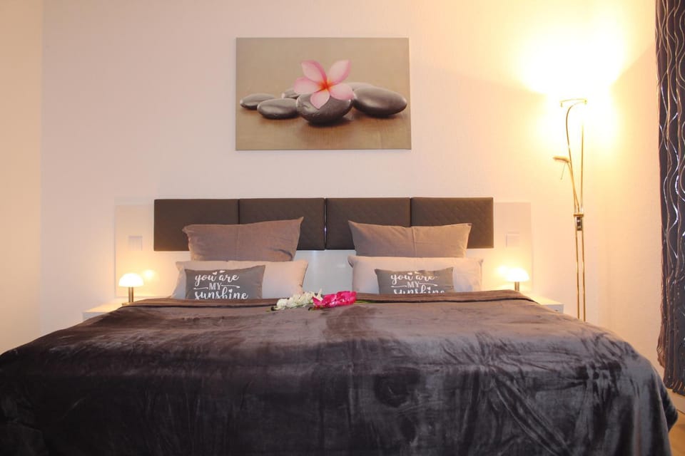 Bed, Living room, Photo of the whole room, Decorative detail, Decorative detail, Bedroom