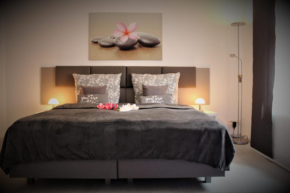 Staff, Bed, Living room, Photo of the whole room, Decorative detail, Bedroom